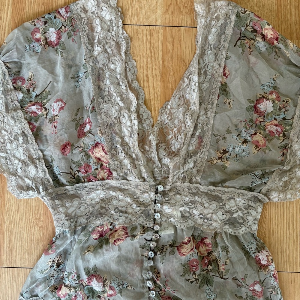 Passport Beige Floral Lace-Trim V-Neck Blouse - Picture 3 of 6